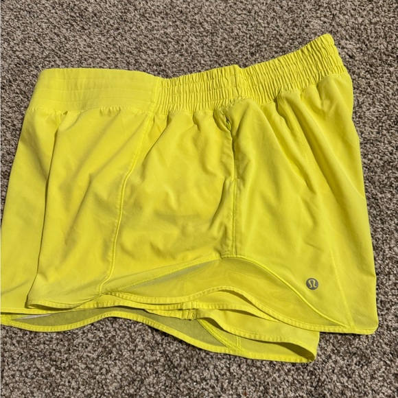 502 Lululemon Hotty Hot High-Rise Lined Short 4" Electric Lemon Size 14 - Picture 3 of 6